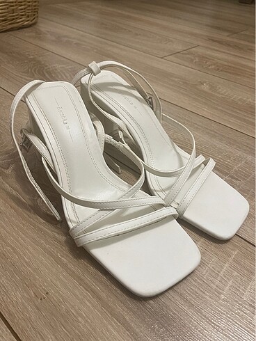 Bershka topuklu ayakkabı/sandalet