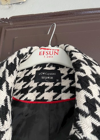 LC Waikiki Düğmeli Siyah Beyaz Kazayağı Desenli Kadın Kaban