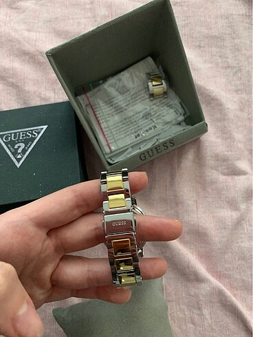 Guess Garanti belgeli kutulu bir gece takıldı