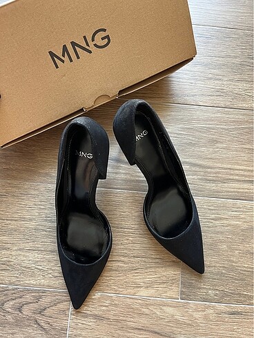 Mango Siyah Süet Asimetrik Stiletto