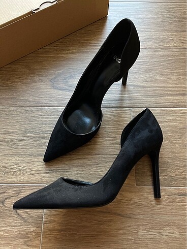 37 Beden Mango Siyah Süet Asimetrik Stiletto