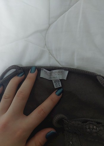 Dantel Detaylı Kahverengi V Yaka İnce Askılı Üst - Görsel 4