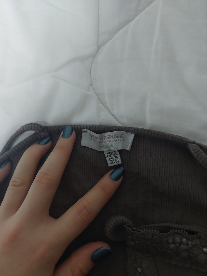 Dantel Detaylı Kahverengi V Yaka İnce Askılı Üst - Görsel 4