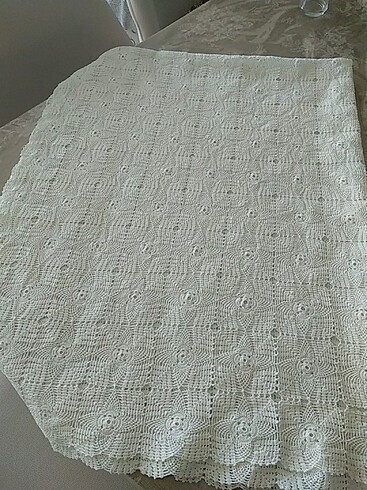 Dantel masa örtüsü ve peceteleri