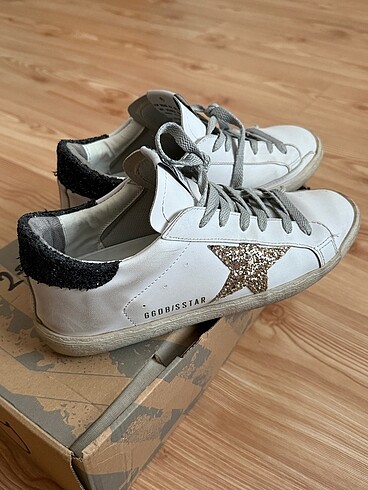 Golden Goose Deluxe Golden goose