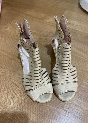 Bej Süet Kadın Dolgu Topuklu Sandalet