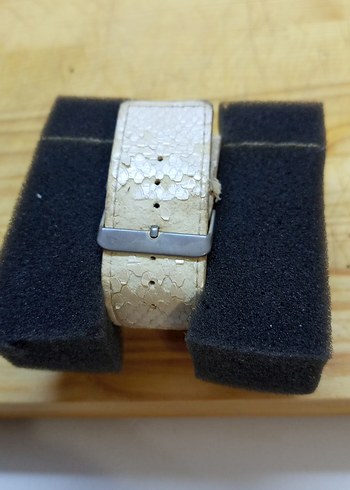 Altın Renkli Kadın Saat Buckle Detaylı - Görsel 3