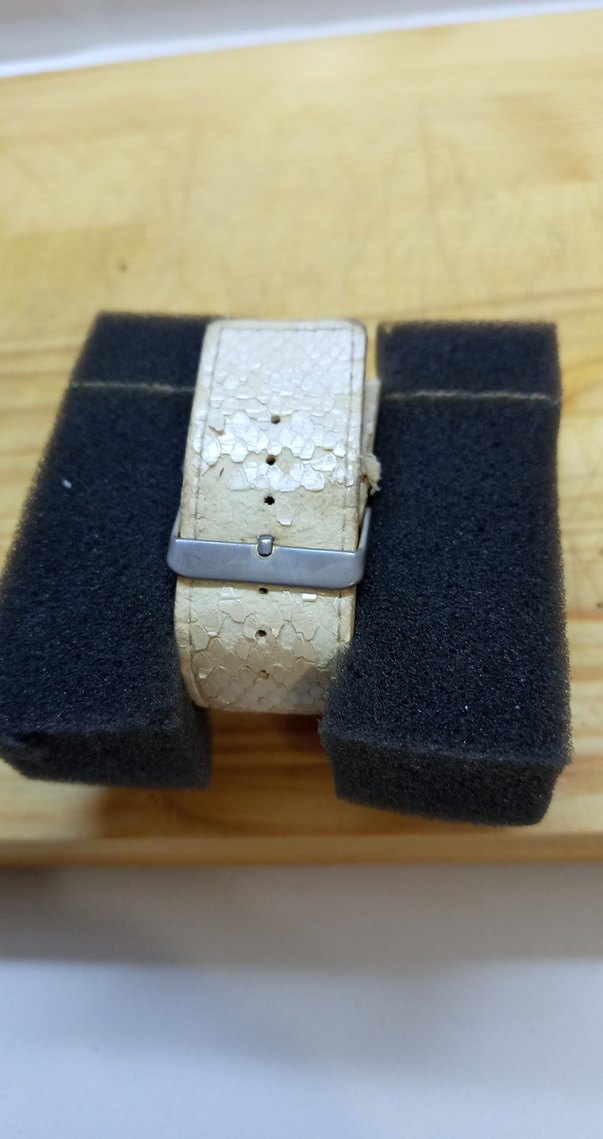 Altın Renkli Kadın Saat Buckle Detaylı - Görsel 3