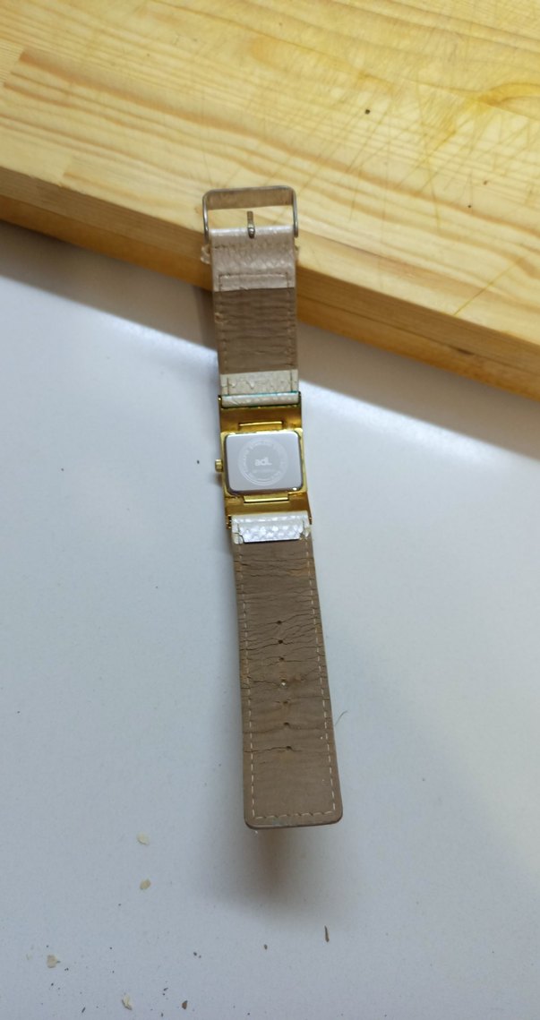 Altın Renkli Kadın Saat Buckle Detaylı - Görsel 5