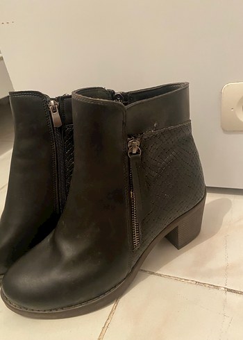 Siyah Yılan Desenli Tokalı Deri Bot