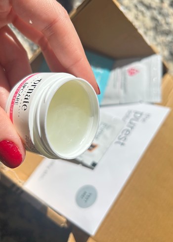 1 kutu bakım & makyaj ürünü.The Purest Solutions Bakım Seti - Görsel 7