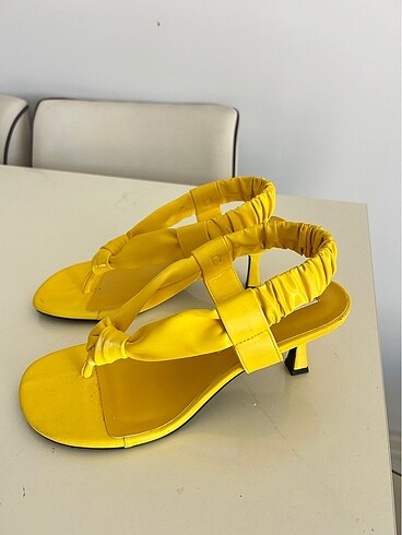 Zara Zara 38 numara, sarı topuklu terlik& sandalet