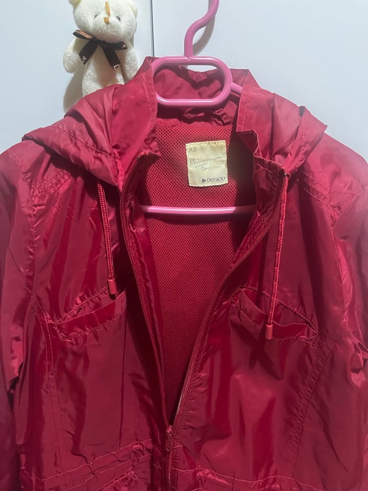 Bordo Kapüşonlu Kadın Yağmurluk - Görsel 3