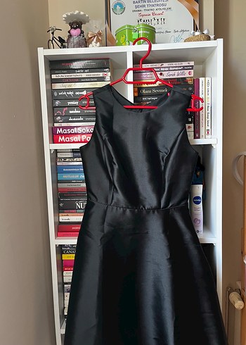 Zara Siyah Yüksek Yakalı Midi Elbise