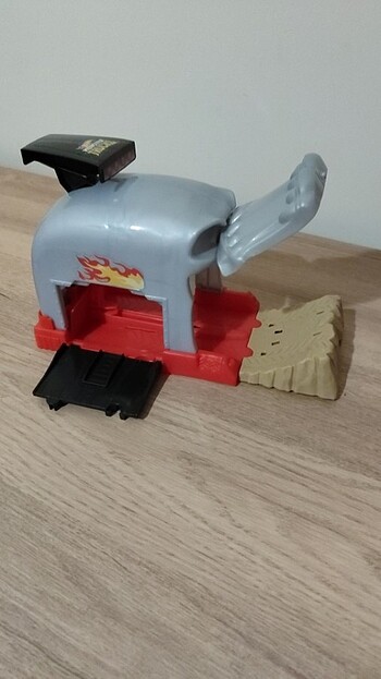  Beden Hotwhells monster trucks