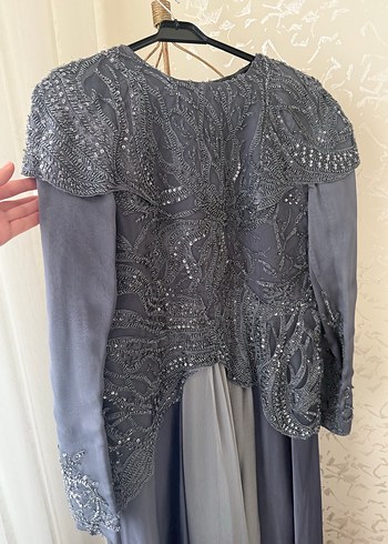 Hilal Oğuzkan tasarımı Gri İşlemeli Uzun Kollu Midi Abiye Elbise - Görsel 6