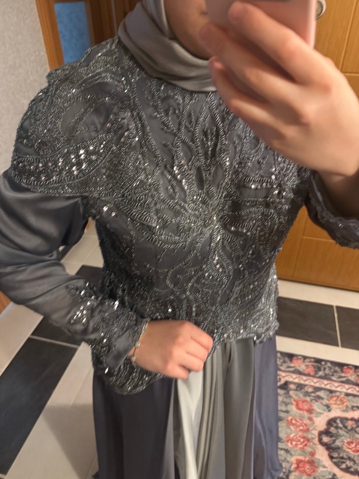 Hilal Oğuzkan tasarımı Gri İşlemeli Uzun Kollu Midi Abiye Elbise - Görsel 2