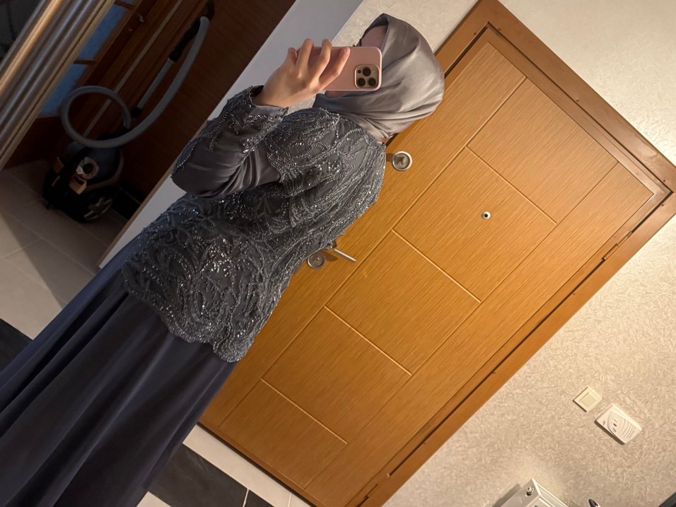 Hilal Oğuzkan tasarımı Gri İşlemeli Uzun Kollu Midi Abiye Elbise - Görsel 4