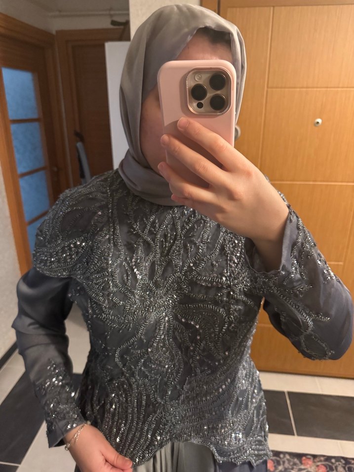 Hilal Oğuzkan tasarımı Gri İşlemeli Uzun Kollu Midi Abiye Elbise - Görsel 3