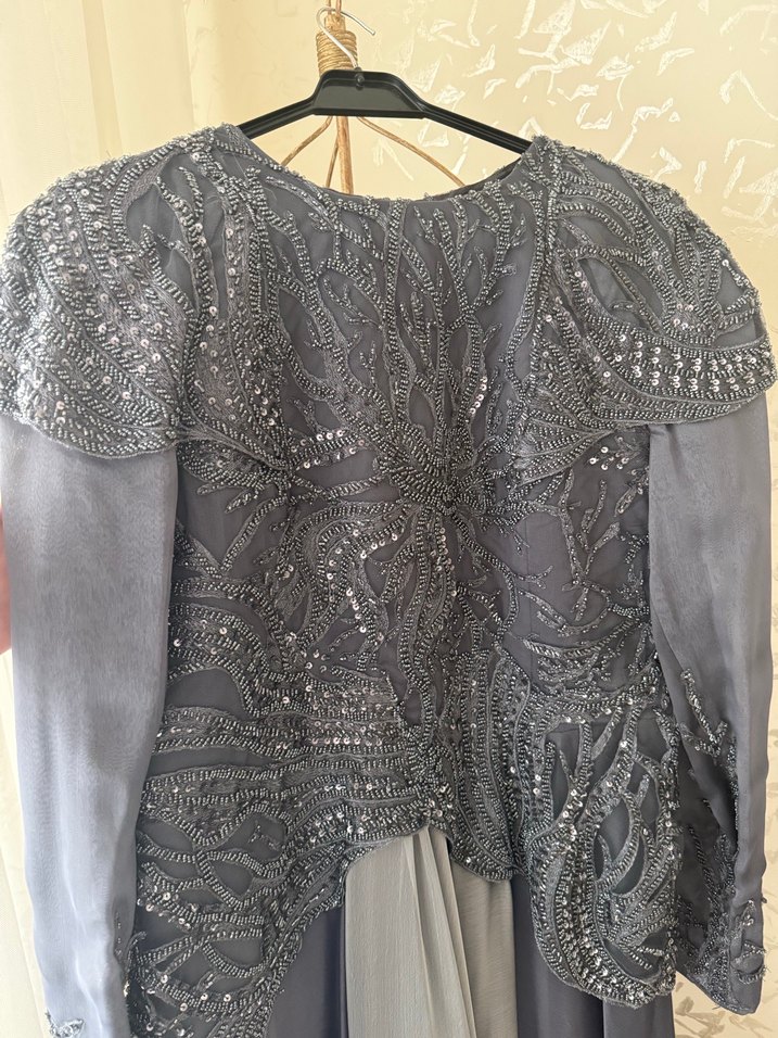 Hilal Oğuzkan tasarımı Gri İşlemeli Uzun Kollu Midi Abiye Elbise - Görsel 5