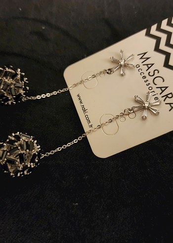 Zincir Detaylı Mini Siyah Küpe