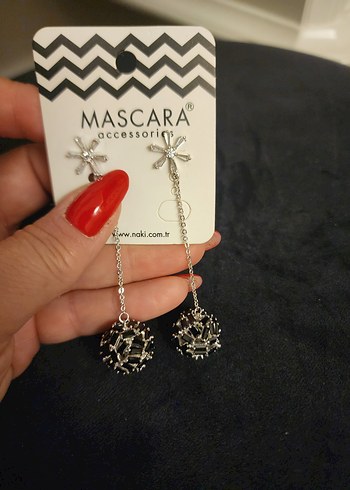Mascara Zincir Detaylı Mini Siyah Küpe