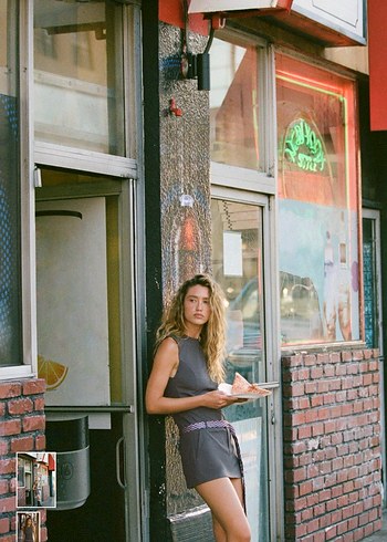 V Yaka Kolsuz Gri Mini Kalem Elbise - Görsel 4