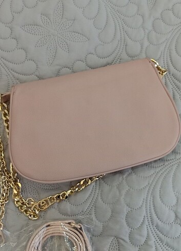 Beden Gucci model pudra renk çanta