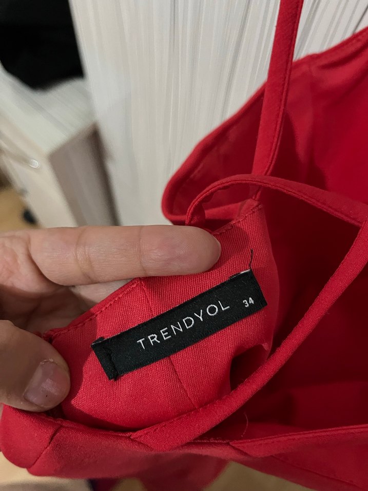 Kırmızı V Yakalı İnce Askılı Midi Elbise - Görsel 3