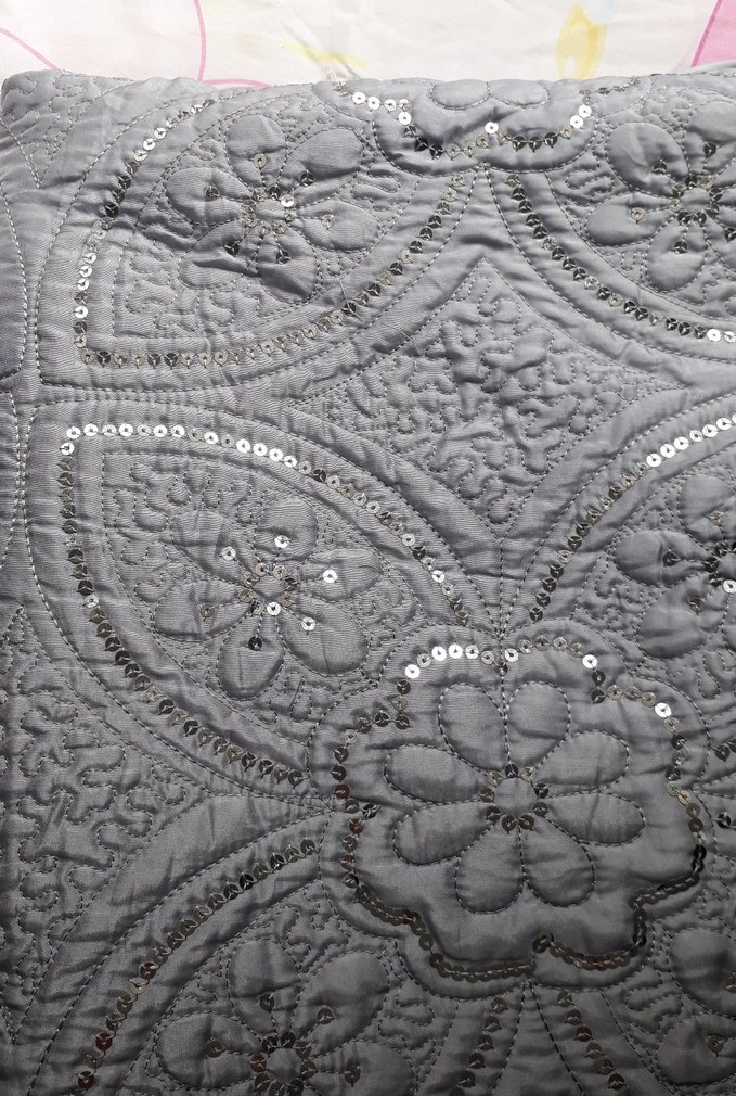 İşlemeli Gri Yatak Örtüsü - Görsel 2