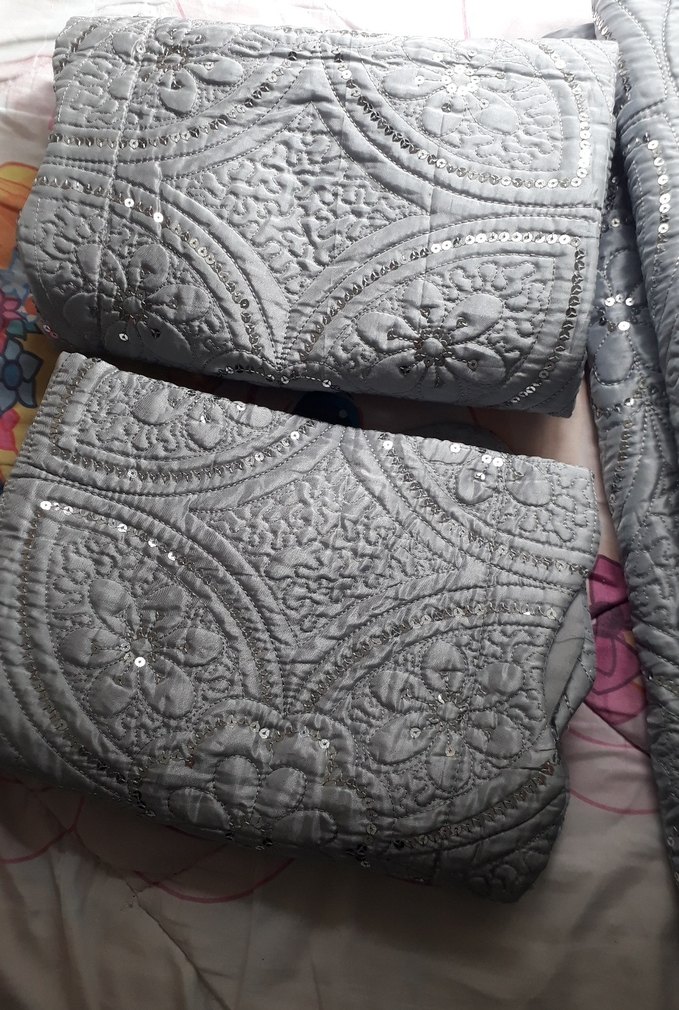 İşlemeli Gri Yatak Örtüsü - Görsel 3