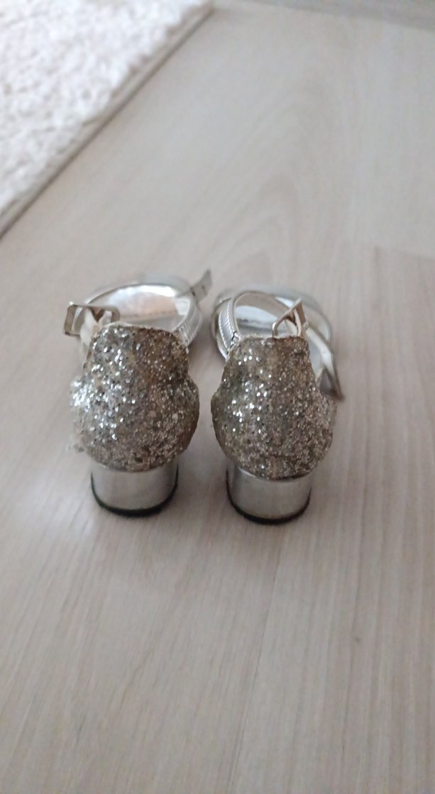 kız çocuk Parlak Beyaz Metal Dolgu Topuklu Sandalet - Görsel 3