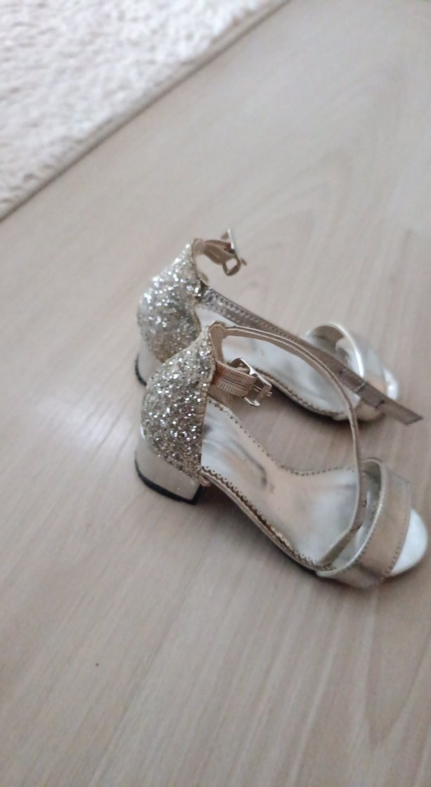 kız çocuk Parlak Beyaz Metal Dolgu Topuklu Sandalet - Görsel 2