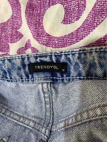 Trendyol & Milla Dizi yırtık pantolon