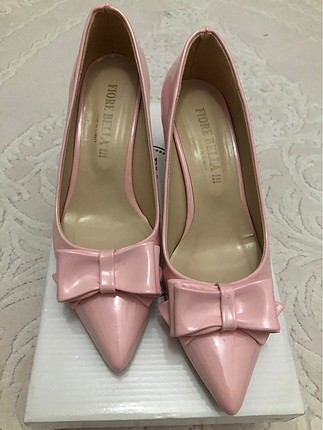 Pembe topuklu