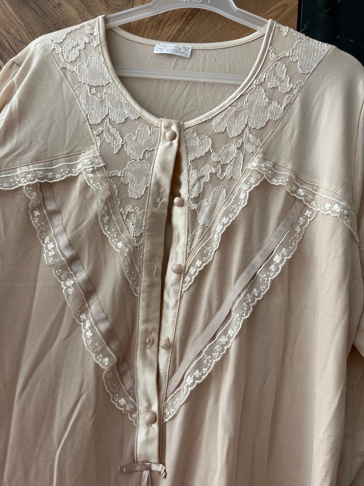 Nakış Detaylı Uzun Bej Lohusa Geceliği - Görsel 3