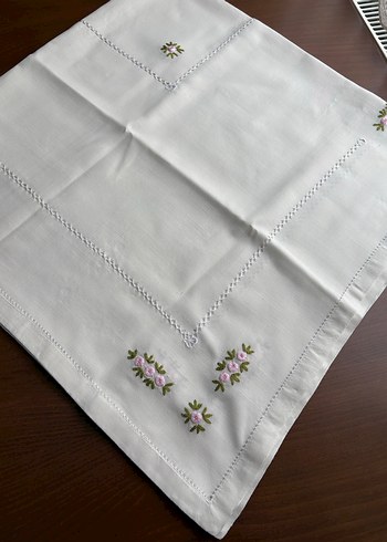 Nakışlı Çiçek Desenli Kare Örtü - El Nakışlı - Görsel 4