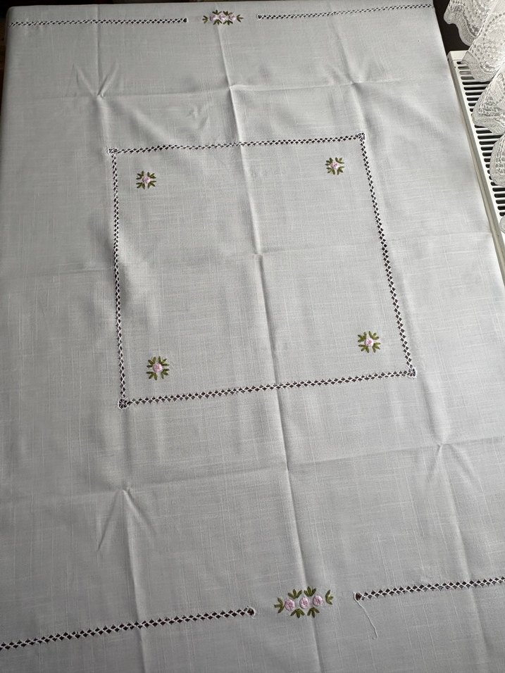 Nakışlı Çiçek Desenli Kare Örtü - El Nakışlı - Görsel 3