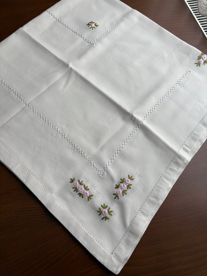 Nakışlı Çiçek Desenli Kare Örtü - El Nakışlı - Görsel 4