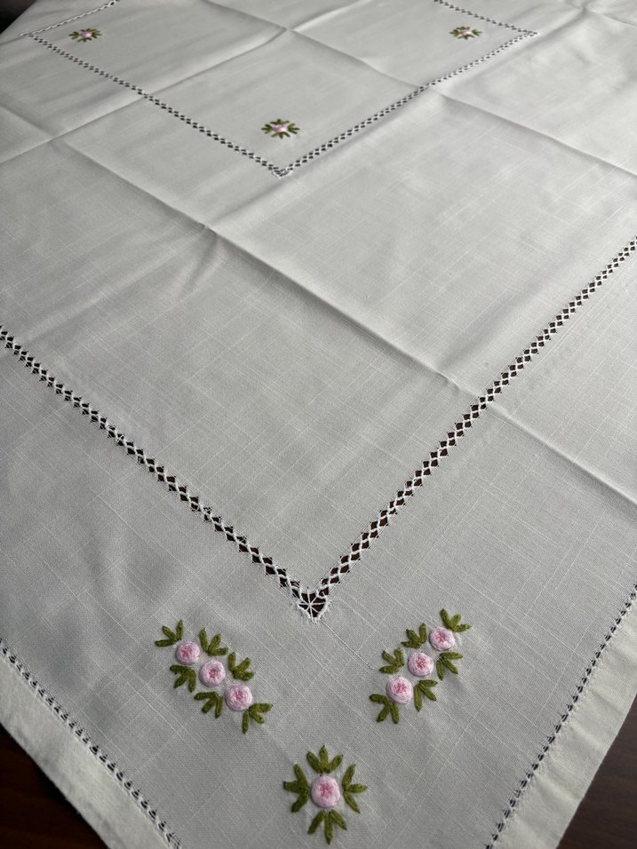 Nakışlı Çiçek Desenli Kare Örtü - El Nakışlı - Görsel 2