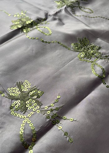 Yeşil İşlemeli Parlak Kare Masa Örtüsü - Görsel 4