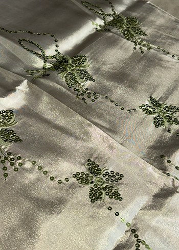 Yeşil İşlemeli Parlak Kare Masa Örtüsü - Görsel 2