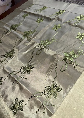 Yeşil İşlemeli Parlak Kare Masa Örtüsü - Görsel 3