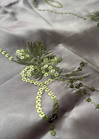 Yeşil İşlemeli Parlak Kare Masa Örtüsü - Görsel 5