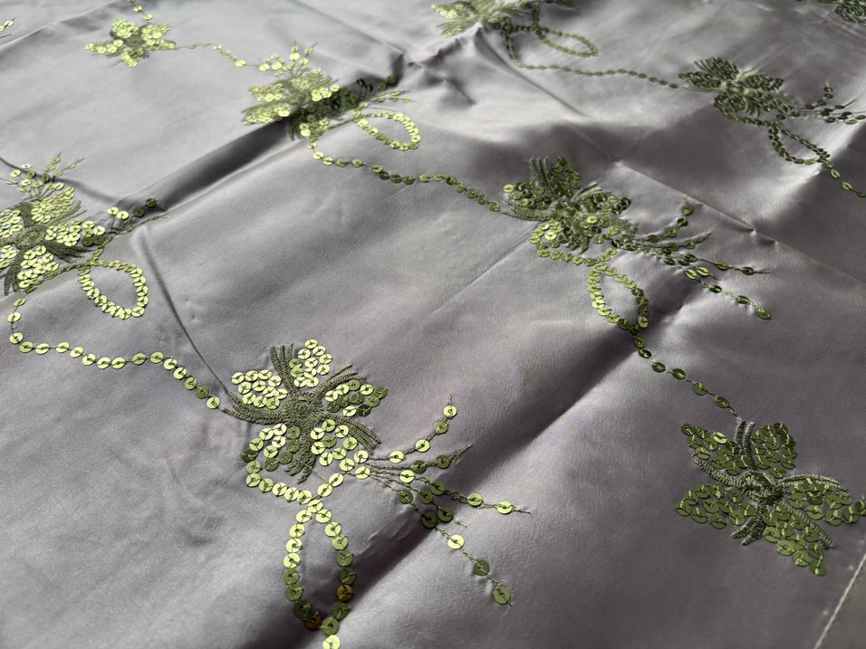 Yeşil İşlemeli Parlak Kare Masa Örtüsü - Görsel 4