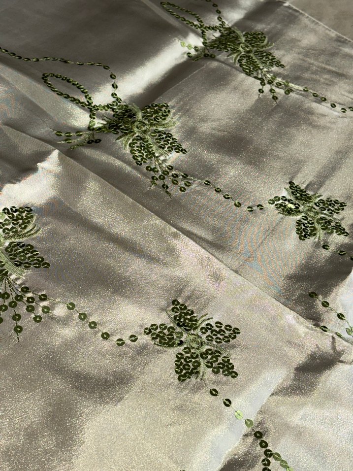 Yeşil İşlemeli Parlak Kare Masa Örtüsü - Görsel 2