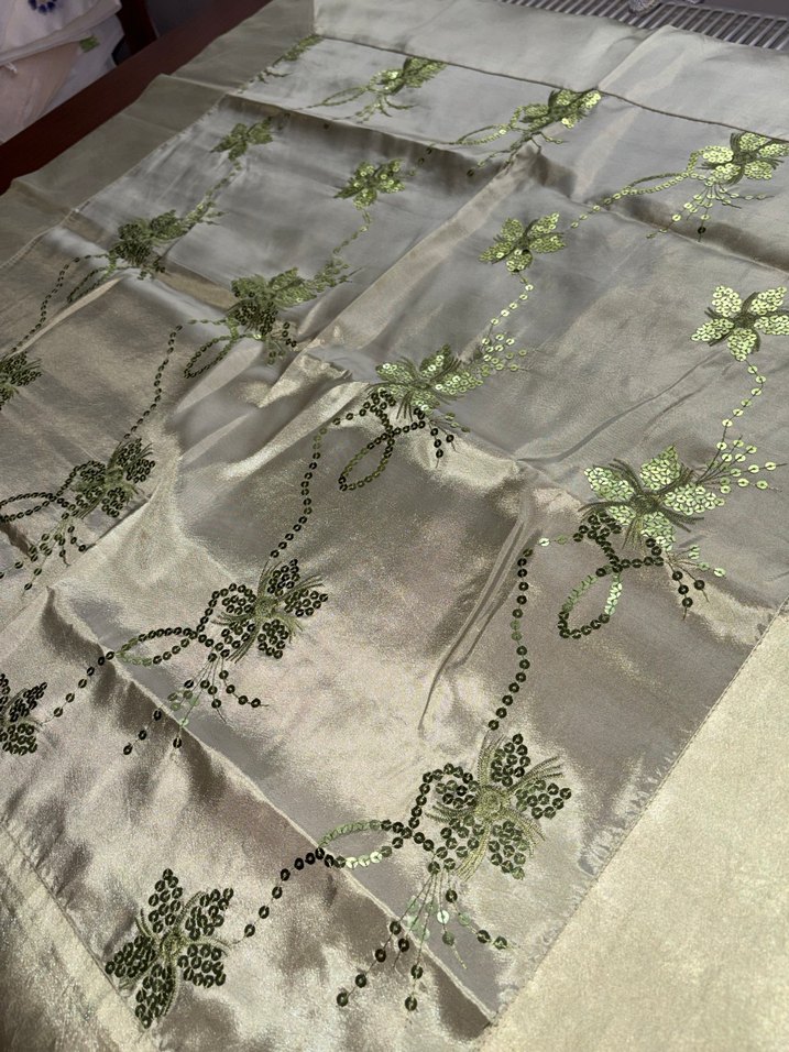 Yeşil İşlemeli Parlak Kare Masa Örtüsü - Görsel 3