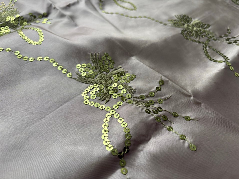 Yeşil İşlemeli Parlak Kare Masa Örtüsü - Görsel 5