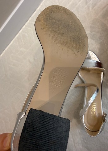 Gri Metalik Tokalı Blok Topuk Abiye Ayakkabı - Görsel 3