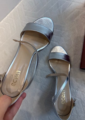 Gri Metalik Tokalı Blok Topuk Abiye Ayakkabı - Görsel 2